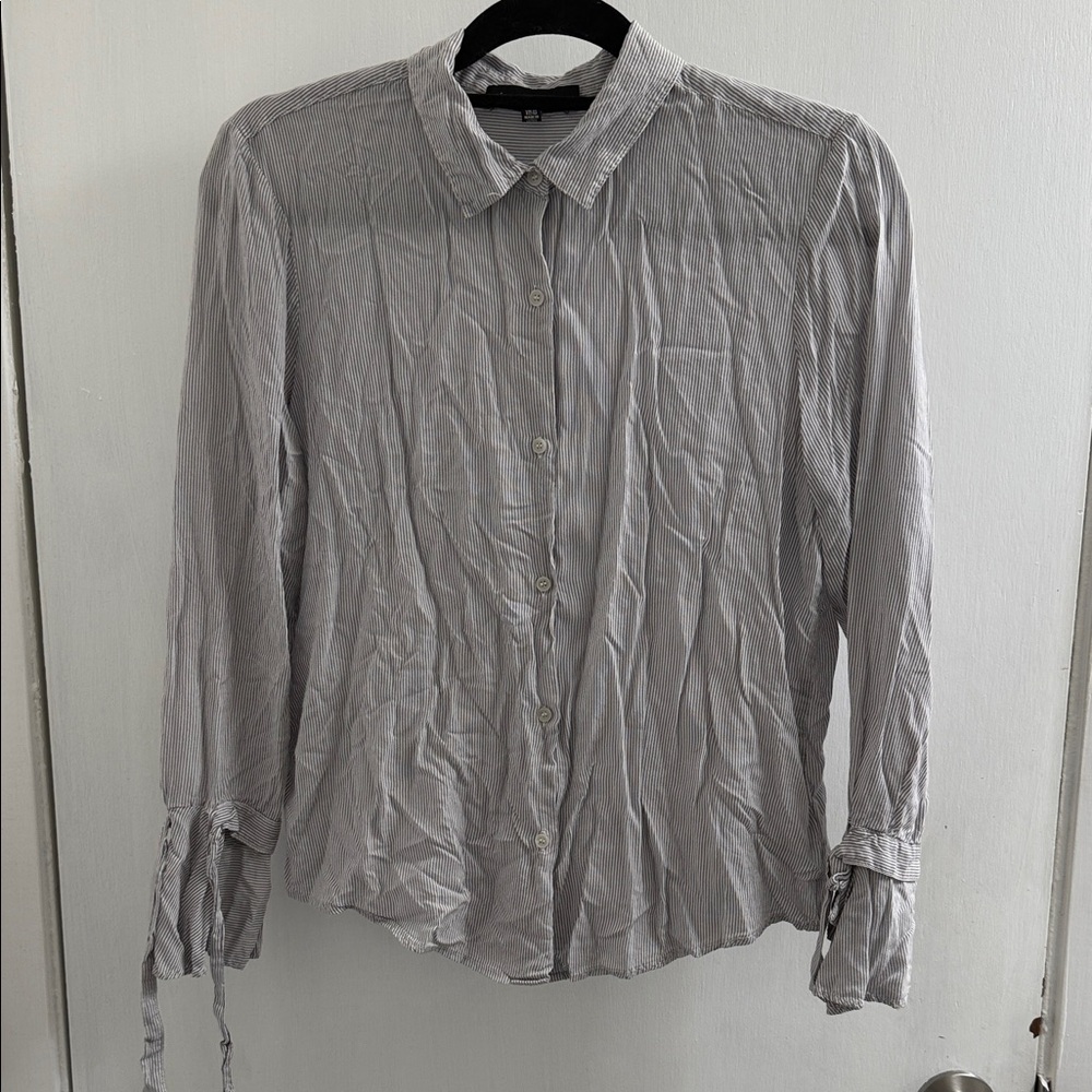 Jasmine & Juliana gray/white pinstriped women’s blouse medium